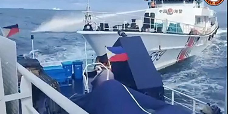 Kineska obalna straža požari vodeni topov i Rams filipinsko plovilo u spornom južnom kineskom moru