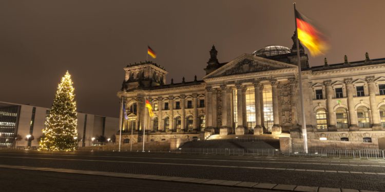 Koalicijske stranke nisu se mogle dogovoriti o uvođenju obveznog vojnog roka; deindustrijalizacija