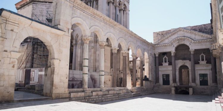 Koncert Glazbene škole Josipa Hatzea na Peristilu povodom Svjetskog dana učitelja