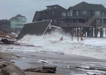 Kuće u Sjevernoj Karolini viđene u oceanu kao uragani Humberto i Imelda Churn Masivni valovi s Atlantske obale