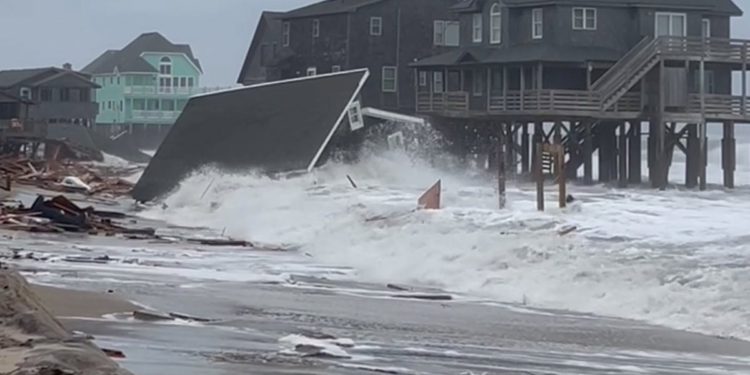 Kuće u Sjevernoj Karolini viđene u oceanu kao uragani Humberto i Imelda Churn Masivni valovi s Atlantske obale
