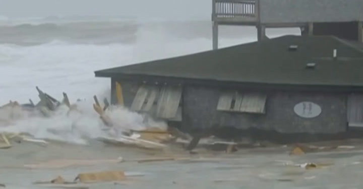 Kuće uz obalu sruše se u more dok uragani bacaju američku obalu | Vijesti