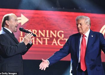 Lee Greenwood govori nakon što je prepun da zamijeni loše zečice za Super Bowl Halftem Show