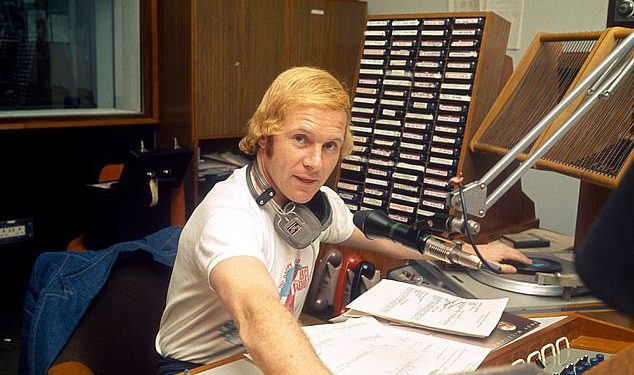 Legendarni BBC radio voditelj ‘Diddy’ David Hamilton otvara se u svojoj aferi sa seksualnim radnikom iza leđa njegove prve supruge, jer tvrdi da “imati djecu pokvari brak”