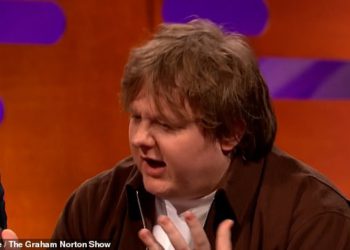 Lewis Capaldi šalje ploču Graham Norton Show u pad s vrlo različitim reakcijama jer ispusti vrlo nepristojnu uvredu