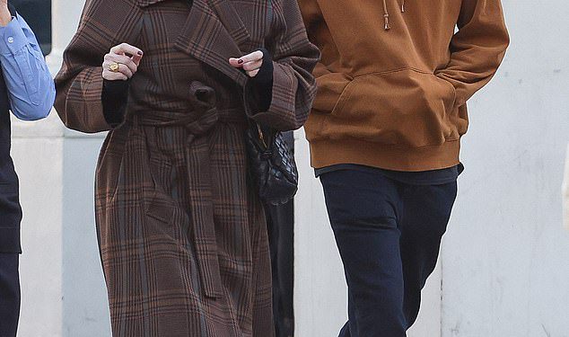 Liv Tylerov sin Milo (20) prelazi preko svoje poznate mame na rijetkom izlasku zajedno u NYC -u