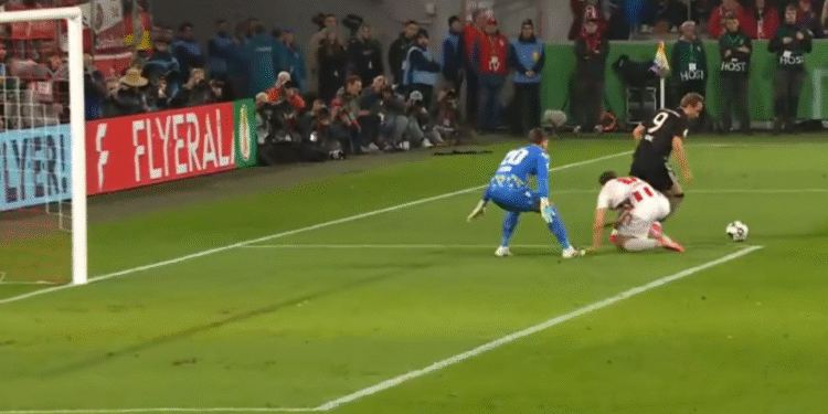 Ludi Kane! Stavlja ga na raskrižje s leđima prema cilju