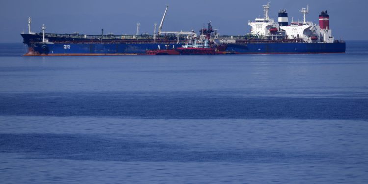 Macron se uplašio Putina? Zaplijenjeni tanker s ruskom naftom opet na putu za Indiju