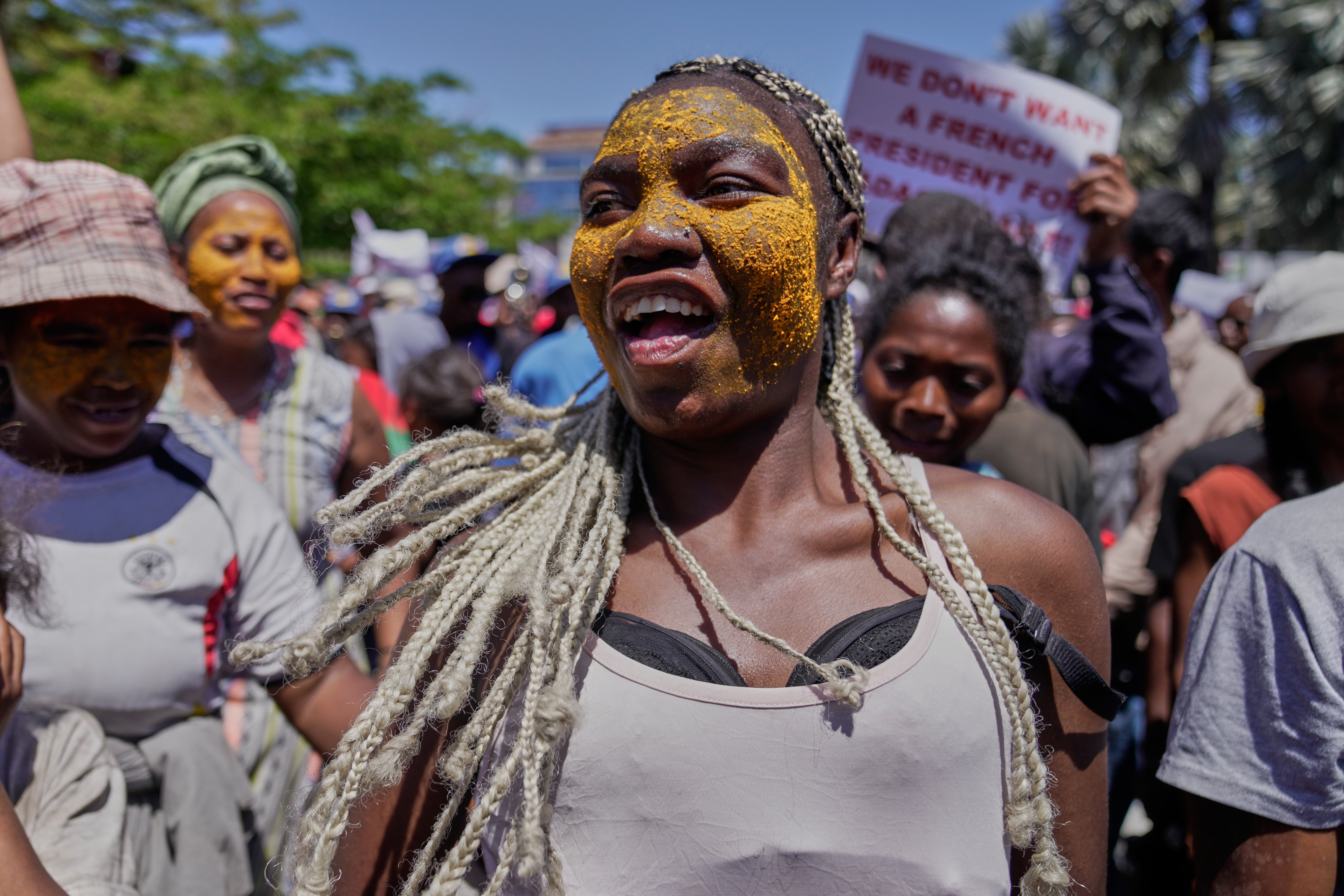 Žena pleše tijekom prosvjeda pozivajući predsjednika Rajoelina da odstupi u Antananarivo, Madagaskar
