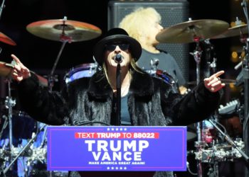 Maga pada za lažni plakat na poluvremenu TPUSA PRIMJENE PRIGUĆE PREDMETA KID ROCK I ‘Obule’