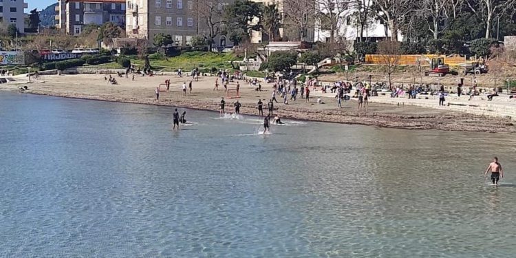 Maloljetnici na splitskim Bačvicama napali starijeg građanina