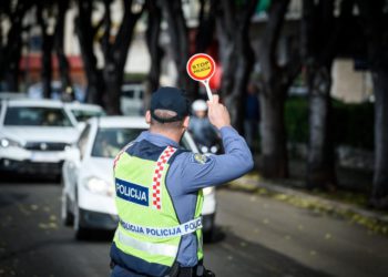 Maloljetnik vozio neregistrirani moped bez položenog vozačkog pa prošao kroz crveno. Prijeti mu sudski ukor
