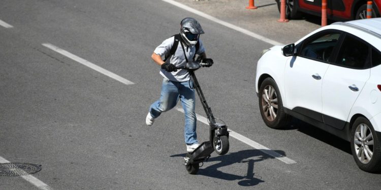 Maloljetnik zadobio teške ozljede: romobilom se zabio u parkirani auto…