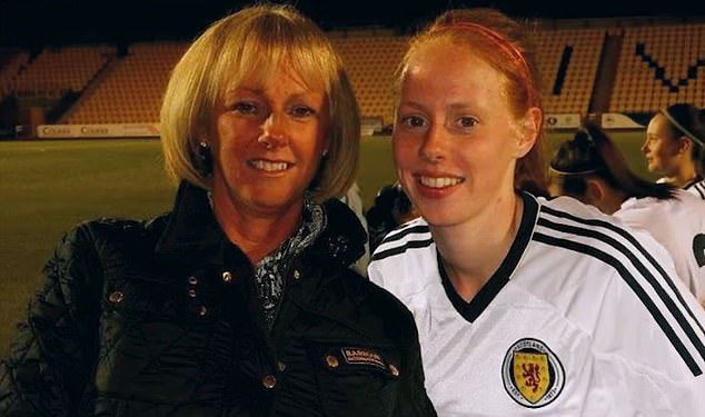 Mama je bila središnja u meni kako postajem nogometaš … ali bila sam samo dva tjedna u svojoj stipendiji u Americi kad su mi rekli da umire, kaže branič Rangersa Kathryn Hill