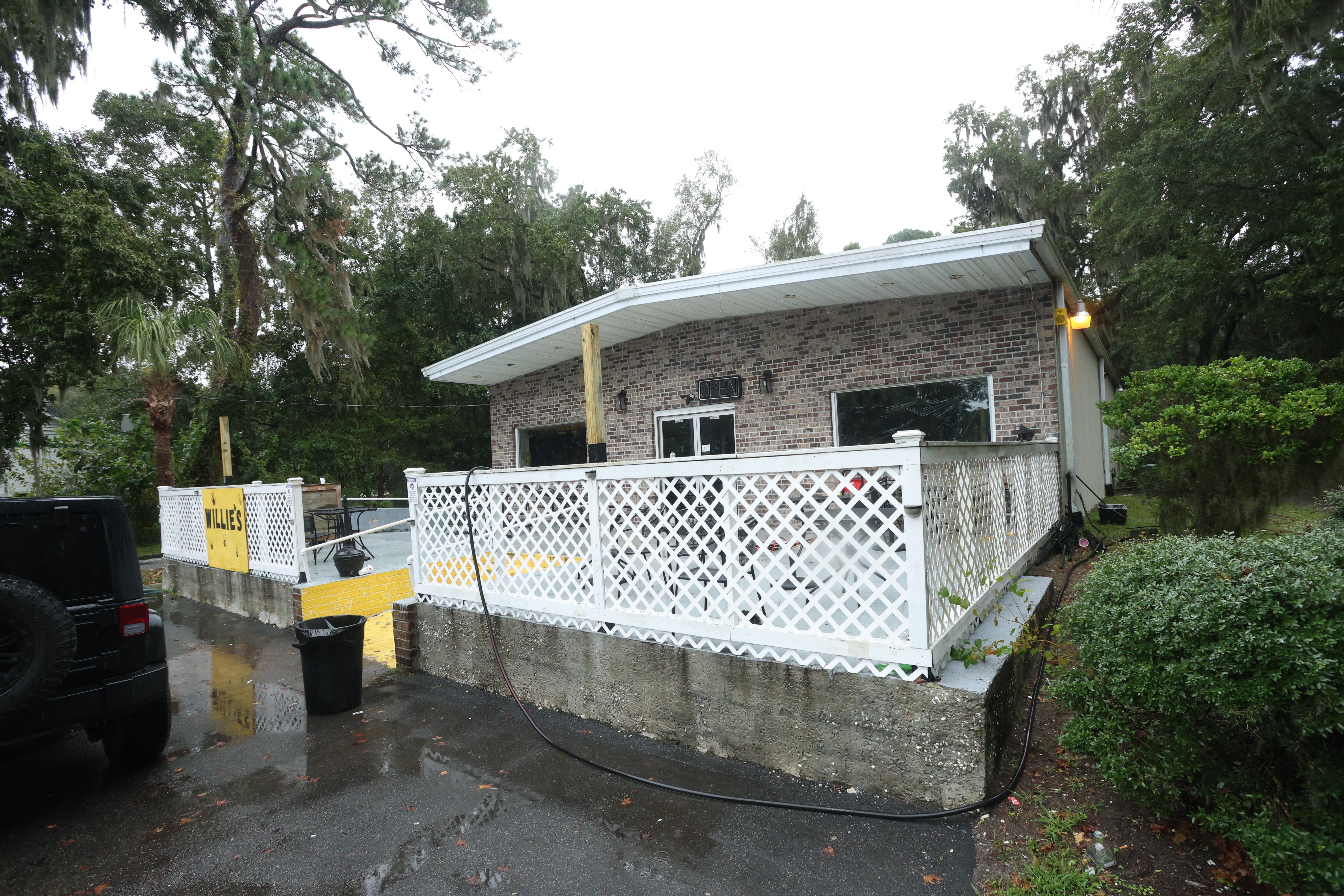 Vozilo je parkirano ispred Willie's Bar and Grill na otoku St Helena, SC nakon pucnjave rano u nedjelju, 12. listopada 2025. (AP Photo/Lewis M. Levine)