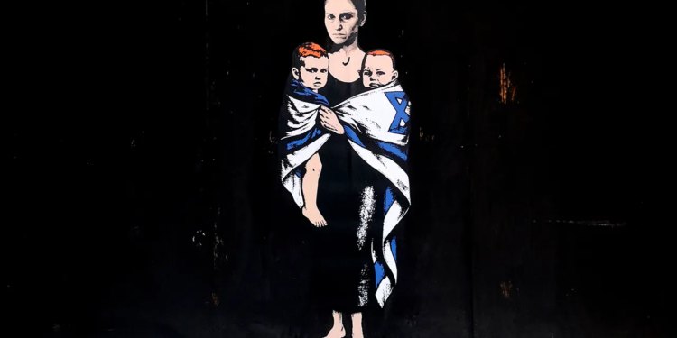 Memorijalni mural žrtvama Hamasa obitelji Bibas vandaliziran u Milanu