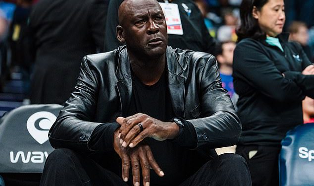 Michael Jordan mora dati dio svog bogatstva od 3,8 milijardi dolara alma mater Sjevernoj Karolini, tvrdi bivši igrač