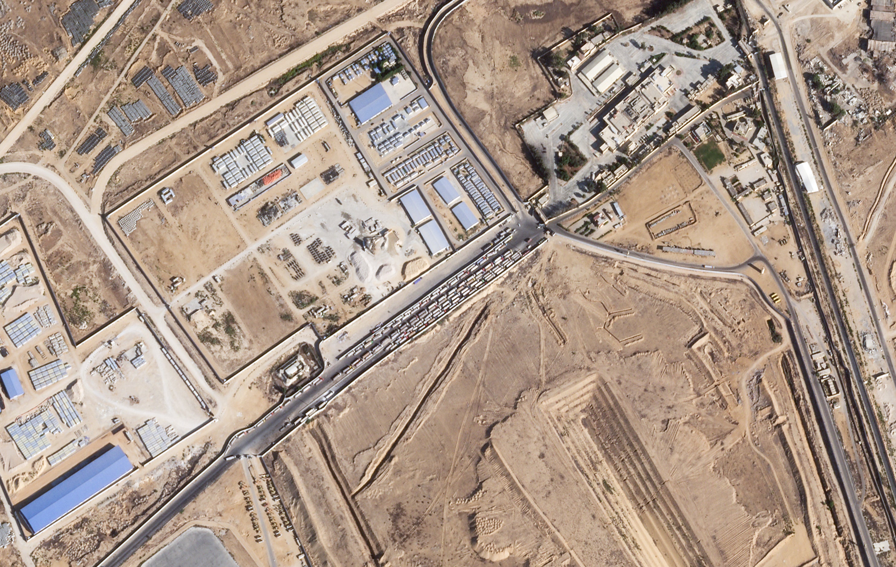 Kamioni u redu na egipatskoj strani graničnog prijelaza Rafah s Pojasom Gaze u četvrtak, 16. listopada 2025.