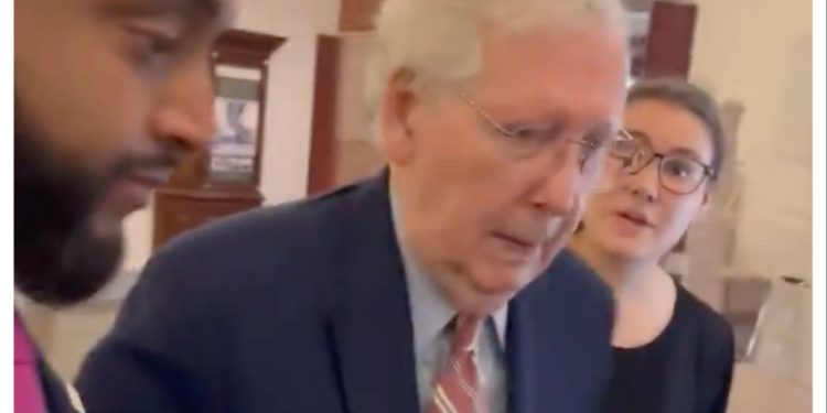 Mitch McConnell, 83, pao dok je šetao Capitolom, izazvavši novu zabrinutost za svoje zdravlje