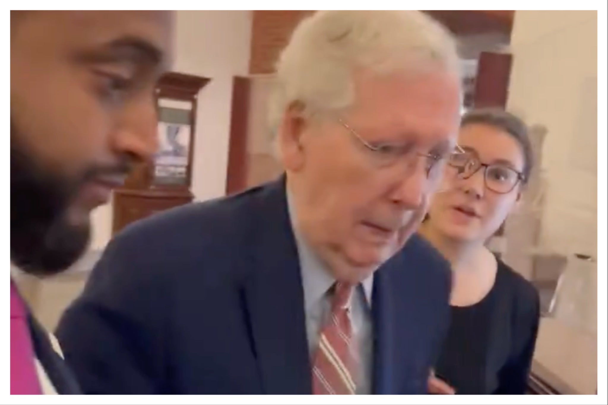 Snimka pokazuje kako senator Mitch McConnell pada u hodniku Senata 16. listopada, što je izazvalo novu zabrinutost za zdravlje 83-godišnjeg republikanca iz Kentuckyja