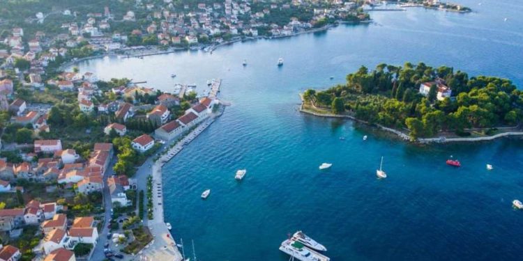 Mlada djevojka na Ugljanu pala s električnog romobila i teško se ozlijedila