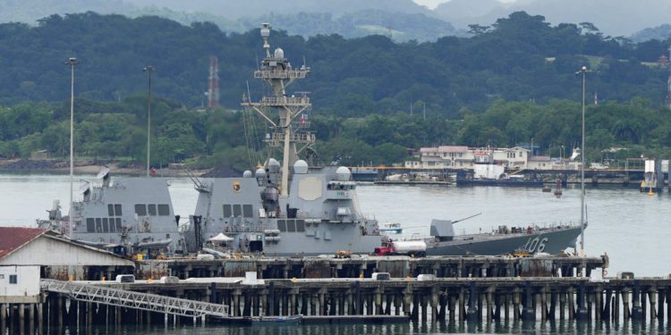 Mornarica drži dva zarobljenika koji su preživjeli američki napad na navodnu podmornicu za drogu na Karibima: izvješće