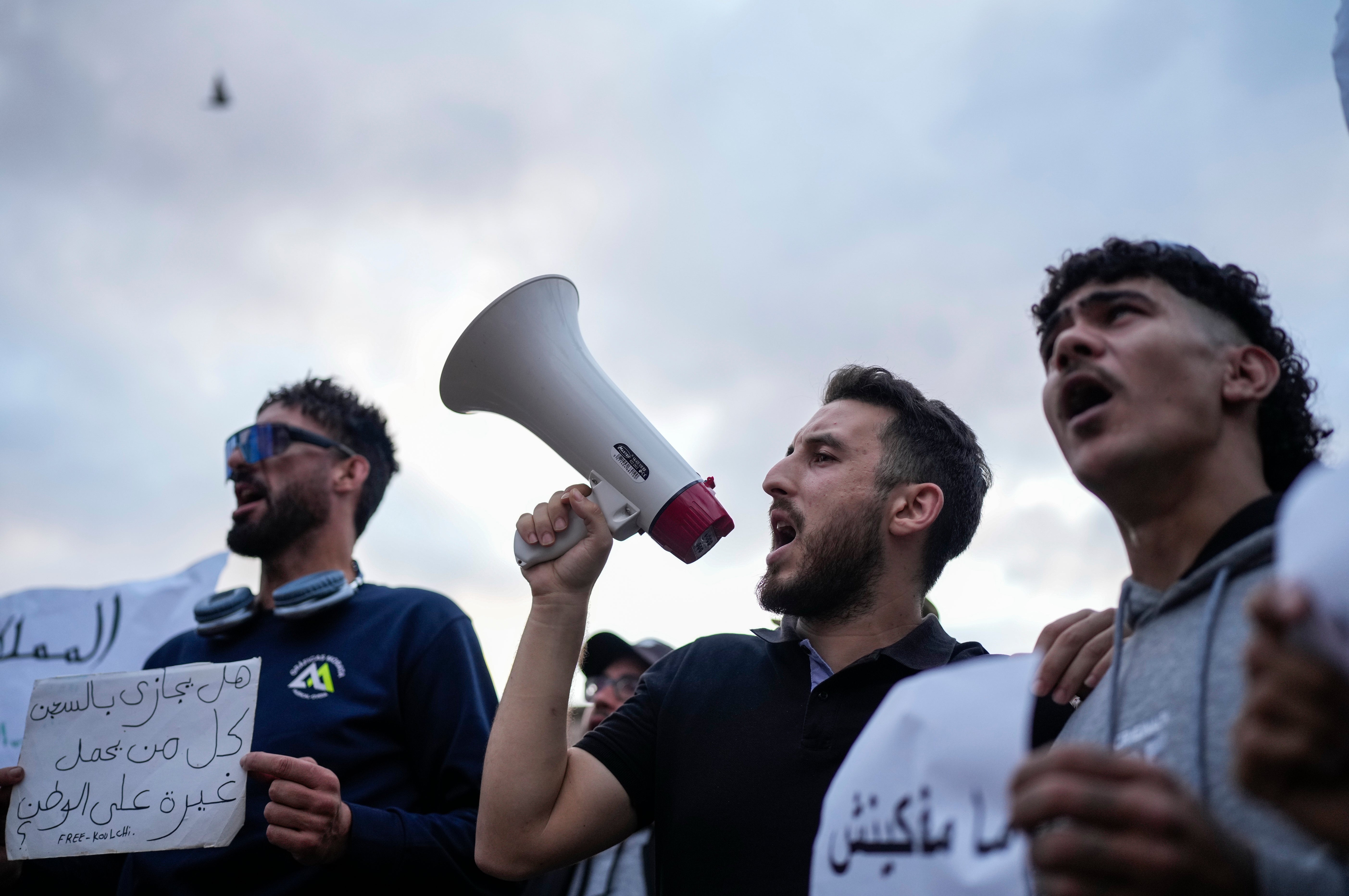 Ljudi sudjeluju u prosvjedu mladih protiv korupcije i pozivanju na reforme obrazovanja i zdravstva, u Rabatu, Maroko, četvrtak, 9. listopada 2025. (AP Photo/Mosa'ab Elshamy)
