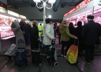 Na Dolcu se urušio strop: Hala zatvorena, ljudi u redu pred vratima