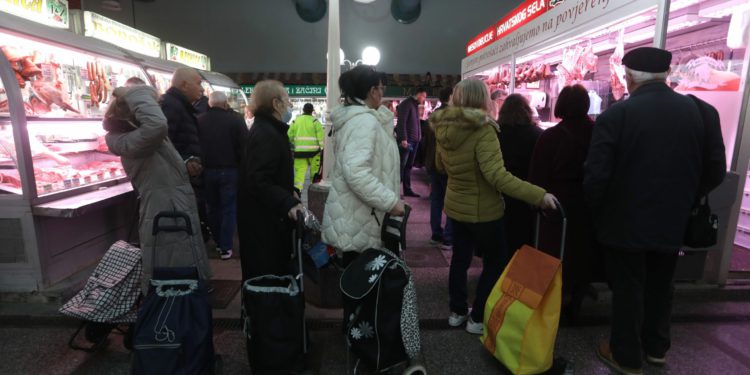 Na Dolcu se urušio strop: Hala zatvorena, ljudi u redu pred vratima