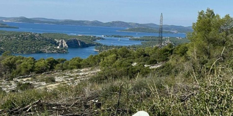 Na Šubićevcu održana prva od tri akcije pošumljavanja: ‘Pridružite se i dajte svoj doprinos zelenijoj budućnosti’