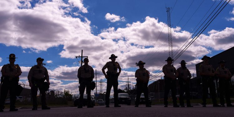 Nacionalna garda može ostati u Illinoisu, ali ne može patrolirati, prosuditi pravila