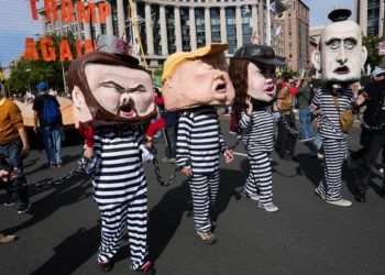 Najbolji znakovi i kostimi s prosvjeda “No Kings” diljem zemlje koji osuđuju Trumpovu administraciju
