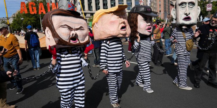 Najbolji znakovi i kostimi s prosvjeda “No Kings” diljem zemlje koji osuđuju Trumpovu administraciju