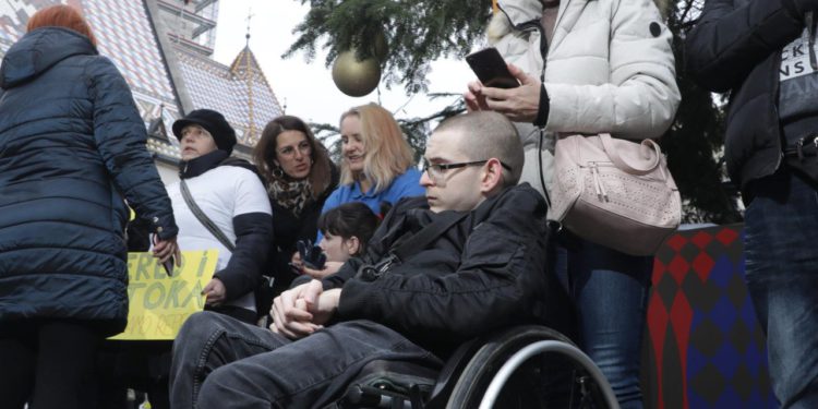 Nakon prosvjeda, roditelji učenika koji su ostali bez pomoćnika u nastavi pokrenuli peticiju: ‘Nećemo odustati’