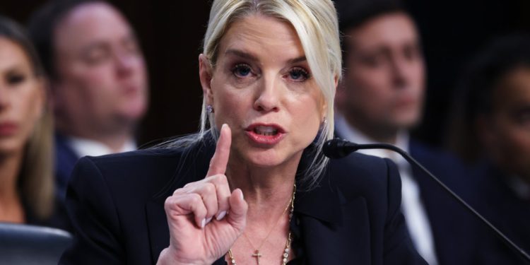 Nakon vatrene razmjene nad datotekama Epsteina, Pam Bondi nije u stanju odgovoriti na osnovna pitanja o imigrantima u Chicagu