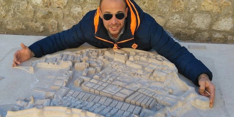 Naš sugrađanin, profesor i Porporelaš Damir Mičić objavio svoj prvi album ‘MIĆO&KORUPCIJA’, donosimo tri pjesme