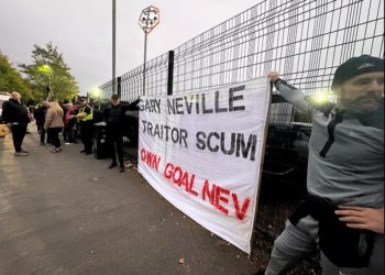 Navijači se uključe u ‘izdajnika’ Garyja Neville-a: 1,1 mama-godišnji Pundit je ciljao prosvjed izvan njegovog vodećeg hotela, a u nogometnom klubu posjeduje nakon svog ‘rasističkog’ Union Jacka Ranta