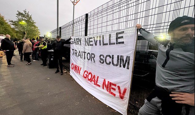 Navijači se uključe u ‘izdajnika’ Garyja Neville-a: 1,1 mama-godišnji Pundit je ciljao prosvjed izvan njegovog vodećeg hotela, a u nogometnom klubu posjeduje nakon svog ‘rasističkog’ Union Jacka Ranta