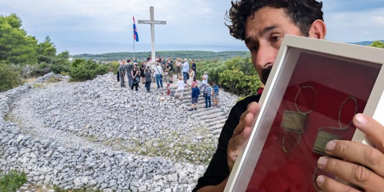 “Ne brini, dostojno sam je pokopao u grob za putnike”: Konačno pokazan nakit “gospoje” koje godinama stala na tavanu župne kuće na Šolti