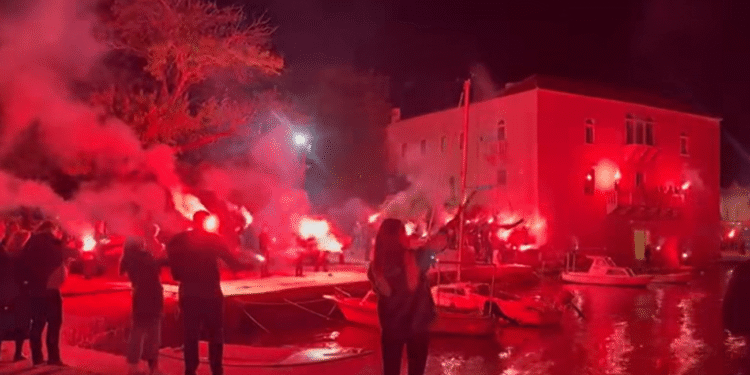 Nebo nad Lukšićem obasjale baklje ljubavi i sjećanja: Roko i Andrija, nikad nećete biti zaboravljeni