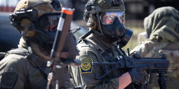 Nema gumenih metaka, bez ikakvih tijela i nema napadačkih novinara: Sudac određuje pravila za Trumpove savezne agente u Chicagu