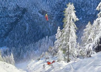 Netočno je da su se planinari po nevremenu penjali na vrh!