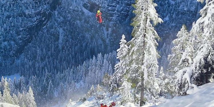 Netočno je da su se planinari po nevremenu penjali na vrh!