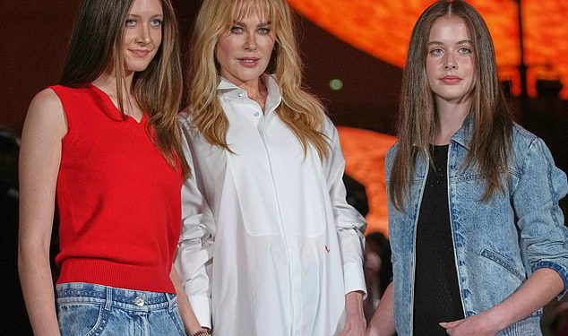 Nicole Kidman podržavaju djeca u nedjelju Rose, 17, i Faith, 14, na zvijezdama Chanel Show u Parizu, dok se prvi put pojavljuju zajedno s obzirom da je glumica potvrdila da je njezin brak gotov
