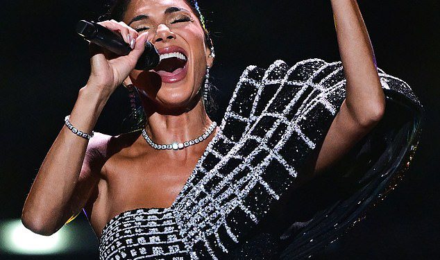 Nicole Scherzinger slegne kritiku dok nastupa u Royal Albert Hallu nakon što je otkriveno da se pjevačica Pussycat Dolls suočila s pritužbama na loše ponašanje šefova West End