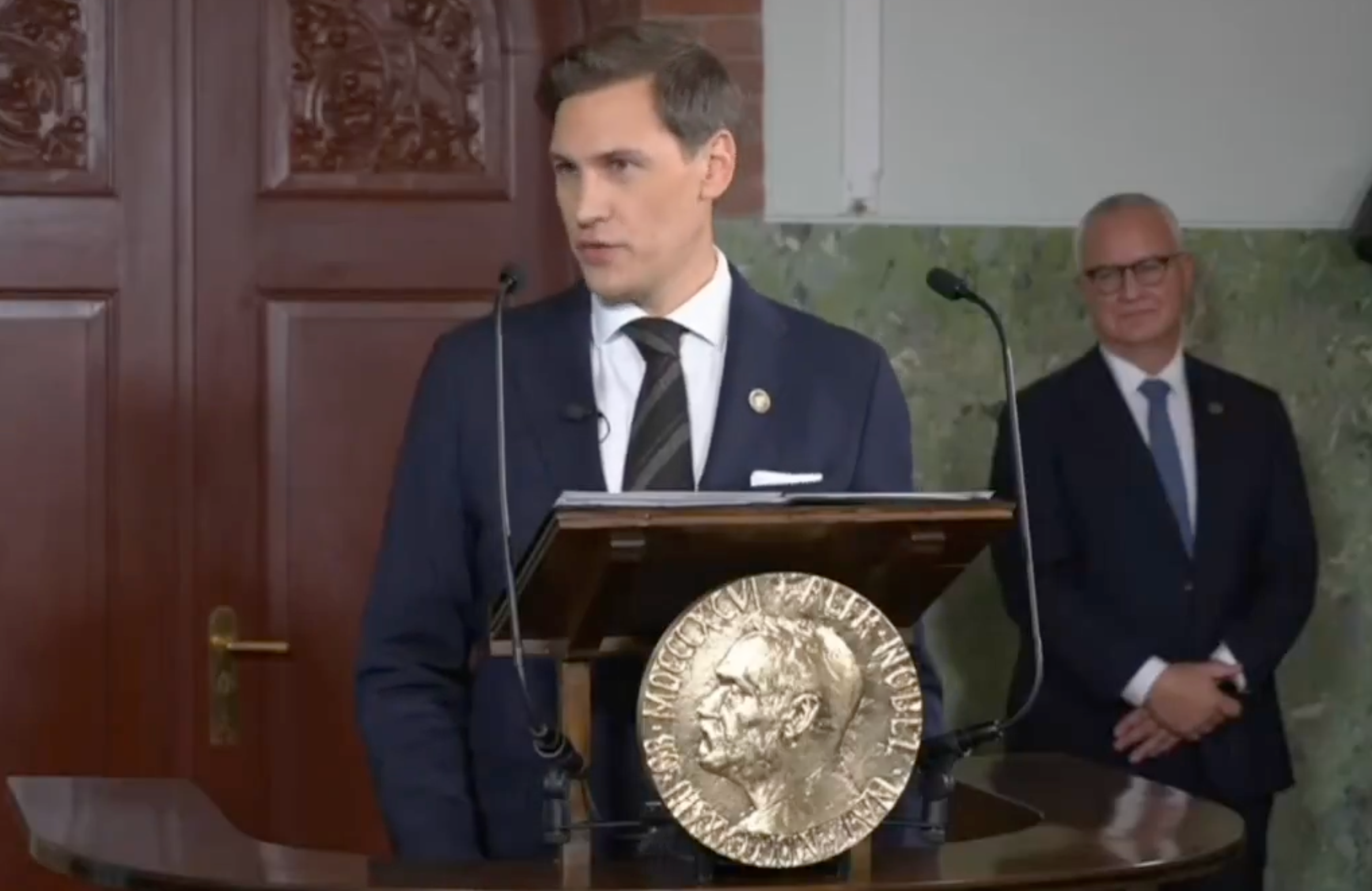 Nobelov stolica Jorgen Watne Frydnes, opisao je Machadoov rad kao presudan i hrabar