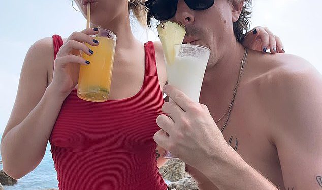 Nova’s Tim Blackwell (42) slavi dvogodišnju obljetnicu s mnogo mlađom djevojkom Lizzie Baxter, 28