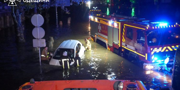 Obitelj-pet među devet ubijenih u Ukrajini poplava poplava dok su pljuskovi pogodili Odesa