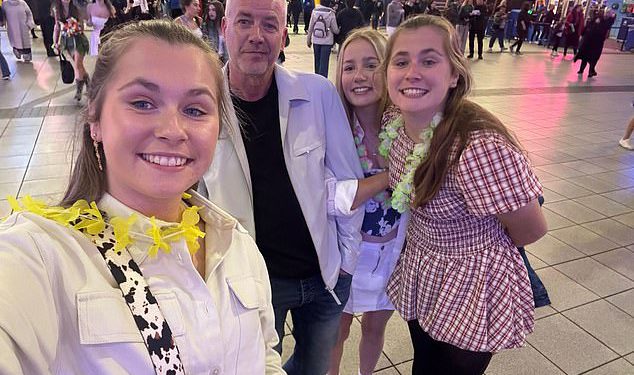 Obožavateljica Katy Perry koja joj je predložila uživo na pozornici otkriva kako je uvijek govorio svojim kćerima da će jednog dana pjevač učiniti svojom ženom