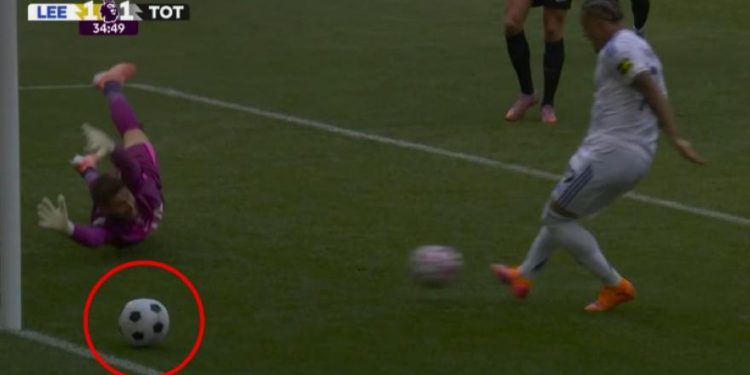 Okafor će postići pogodak, ali pojavljuje se na terenu … lopta na plaži!